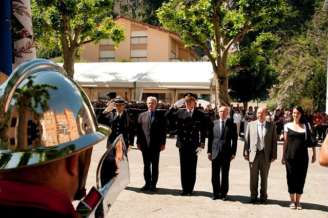 Les autorités saluent la garde au drapeau