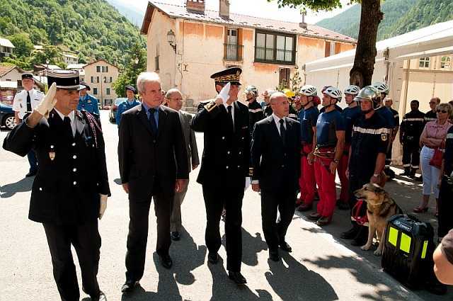 Les autorités passent les troupes en revue