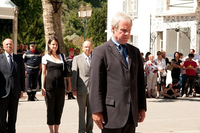 Le docteur Pierre-Guy Morani devant le monument aux morts