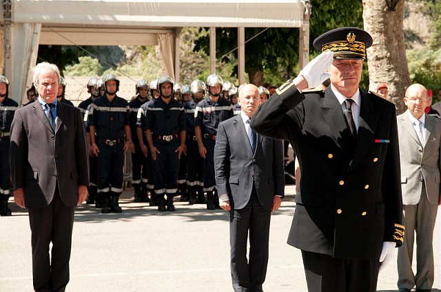 M. Francis Lamy, préfet des Alpes-Maritimes rend hommage aux sapeurs-pompiers disparus en mission. 