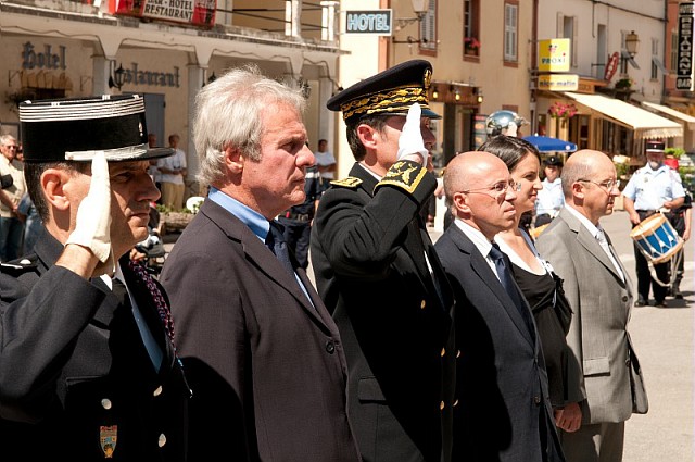 Les autorités rendent hommage aux sapeurs-pompiers disparus en mission, à droite de la photo, M. Jean-Marie Bogini, maire d'Isola. 
