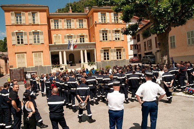 la place de la mairie d'Isola à l'heure d'un événement exceptionnel.