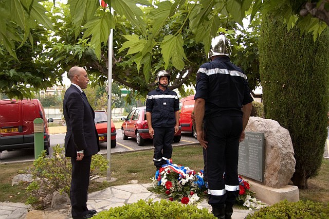 M.Eric Ciotti, député, président du Conseil général, à Villeneuve-Loubet, devant la stèle des sapeurs-pompiers disparus.