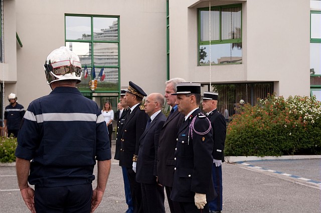 M. le docteur Pierre Guy Morani entouré de M. Eric Ciotti, de M. Nestar et du colonel Patrick Bautheac, directeur du SDIS. 