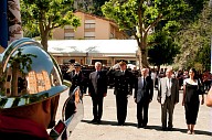 Les autorités saluent la garde au drapeau