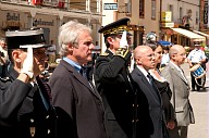 Les autorités rendent hommage aux sapeurs-pompiers disparus en mission, à droite de la photo, M. Jean-Marie Bogini, maire d'Isola. 