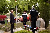 M.Eric Ciotti, député, président du Conseil général, à Villeneuve-Loubet, devant la stèle des sapeurs-pompiers disparus.