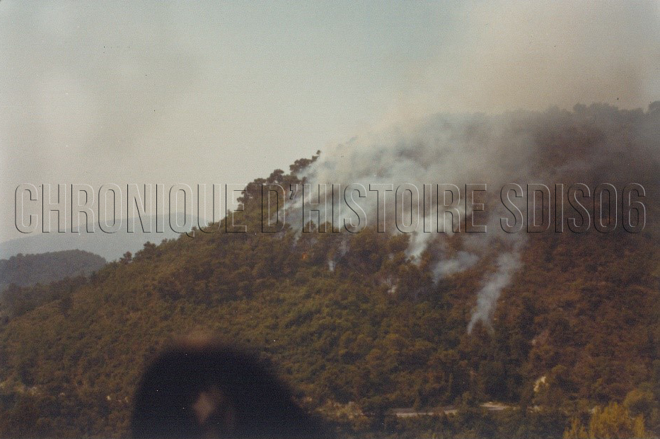 décembre 1981 en rouge et blanc 3 fili