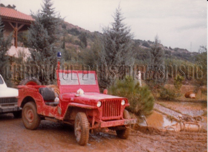 décembre 1981 en rouge et blanc 4 fili